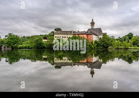 Hoeglwoerth Abbey et son reflet dans le lac près de colère en Bavière, Allemagne Banque D'Images
