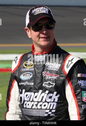 Kurt Busch en allant à sa voiture le pit road attend son tour pour se qualifier pour l'entraînement de NASCAR Nationwide4MPOC 300 à Daytona International Speedway de Daytona Beach, Floride le 24 février 2012. UPI/Malcolm Espoir Banque D'Images