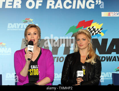 Jane Lynch (L) et Kate Upton, co Grand maréchaux de la Daytona 500 assister à une conférence de presse d'avant-course à Daytona International Speedway de Daytona Beach, Floride le 26 février 2012. UPI/Michael Bush Banque D'Images