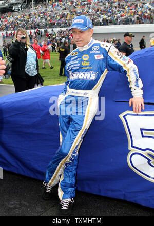 Mark Martin attend dans sa voiture sur la route à ciel ouvert avant le début de la pluie a retardé à Daytona 500 Daytona International Speedway de Daytona Beach, Floride le 26 février 2012. UPI/Michael Bush Banque D'Images