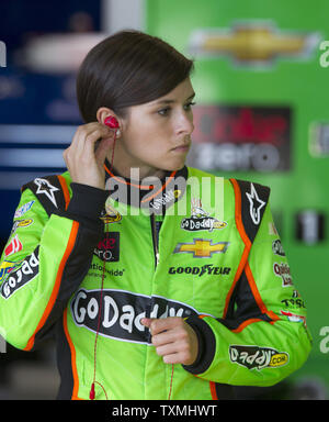 Pilote de NASCAR Danica Patrick, vainqueur de la pôle position pour le Daytona 500, se prépare à entrer en son #  10 Go Daddy Chevrolet au cours de la pratique pour la NASCAR Sprint Cup Series à Daytona International Speedway de Daytona Beach, Floride, le 20 février 2013. UPI/Mark Wallheiser Banque D'Images