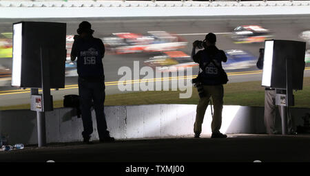 Travail des photographes sur tourner quatre au cours de la NASCAR Camping World Truck Series NextEra Energy Resources 250 chariot course à Daytona International Speedway de Daytona Beach, Floride, le 22 février 2013. UPI/Marc Serota Banque D'Images