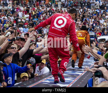 Juan Pablo Montoya, gauche, Austin Dillon, centre, et Jimmie Johnson touch mains avec les fans lors de l'introduction du pilote avant le début de la Coupe Sprint NASCAR Daytona 500 auto course à Daytona International Speedway de Daytona Beach, Floride, le 24 février 2013. UPI/Mark Wallheiser Banque D'Images