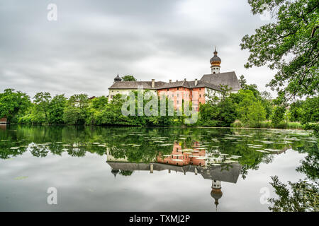 Hoeglwoerth Abbey et son reflet dans le lac près de colère en Bavière, Allemagne Banque D'Images