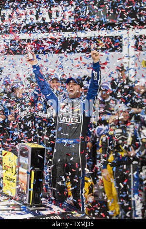 Jimmie Johnson célèbre remportant la 55e Daytona 500 dans son # 48 Chevrolet Lowe's à Daytona International Speedway de Daytona Beach, Floride, le 24 février 2013. UPI/Mark Wallheiser Banque D'Images