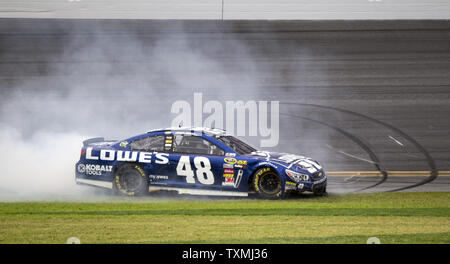 Jimmie Johnson célèbre remportant la 55e Daytona 500 dans son # 48 Chevrolet Lowe's à Daytona International Speedway de Daytona Beach, Floride, le 24 février 2013. UPI/Mark Wallheiser Banque D'Images