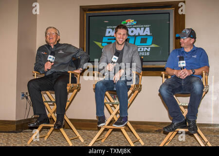 Temple de la renommée NFL Coach et propriétaire de la voiture gagnante Joe Gibbs (gauche), 2016 Daytona 500 gagnant Denny Hamlin (milieu) et chef de l'équipe de Mike Wheeler partager un moment heureux le matin après avoir remporté le Daytona 500 à Daytona International Speedway le 22 février 2016 à Daytona, en Floride. Photo par Edwin Locke/UPI Banque D'Images