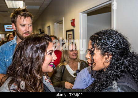 Lady Antebellum singer Hillary Scott (premier plan à gauche) et Charles Kelley bandmate chat avec Jordin Sparks (droite) avant le 26 février 2017 à Daytona, en Floride. Photo par Edwin Locke/UPI Banque D'Images