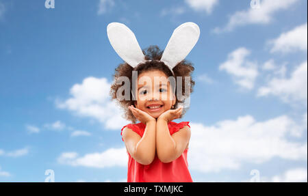 Happy little girl wearing Bunny Ears pâques posing Banque D'Images