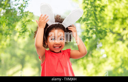 Happy little girl portant des oreilles de lapin de Pâques Banque D'Images