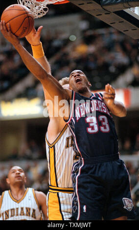 CUX2000010401 - 04 janvier 2000 - Indianapolis, Indiana, USA : New Jersey Nets guard Stephon Marbury (33) disques durs pour le panier en face de Indianapolis defender Rik Smits (45), le 4 janvier, à Indianapolis. Indiana a gagné 116-111 à l'avance de 21-9 sur la saison. rg/mc/Mark Cowan UPI Banque D'Images