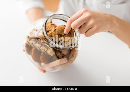 Close up of woman taking Oatmeal Cookies de jar Banque D'Images