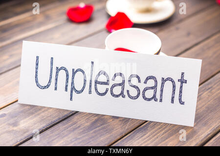 Du papier blanc avec des mots contre la tasse de café en café élégant Banque D'Images