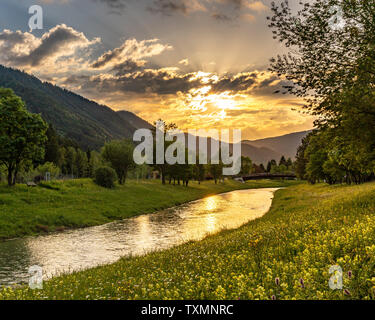 Coucher du soleil à la rivière ammer à Oberammergau, Allemagne Banque D'Images