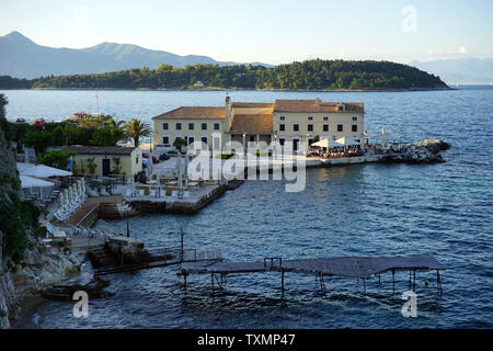 Corfou, Grèce - CIRCA MAI 2019 Restaurant sur le littoral Banque D'Images