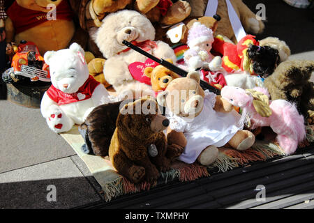 Juin 2019, Cardiff, Pays de Galles. Les vendeurs de rue vendent des tas de plushies. Ours en peluche mignon dans la lumière du soleil Banque D'Images