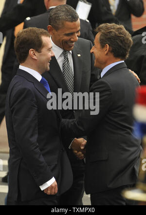 Le président américain, Barack Obama (C), serre la main avec le président français Nicolas Sarkozy en tant que président russe Dmitri Medvedev semble sur qu'ils arrivent au sommet du G8 de Deauville, France, le 26 mai 2011. UPI Banque D'Images