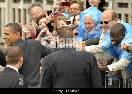 Le président américain Barack Obama salue des gens comme il arrive au sommet du G8 à Deauville, France, le 26 mai 2011. UPI Banque D'Images
