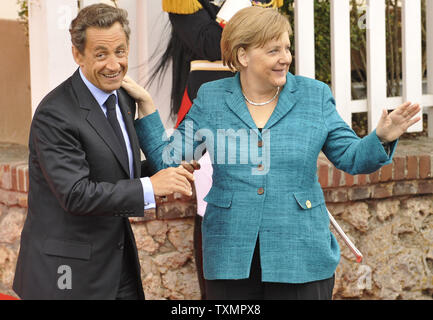 Le président français Nicolas Sarkozy (G) accueille la chancelière allemande Angela Merkel qu'ils arrivent au sommet du G8 de Deauville, France, le 26 mai 2011. UPI Banque D'Images