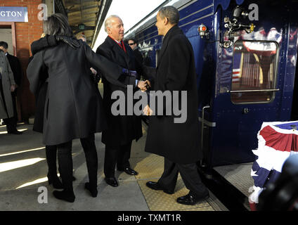 Le président élu Barack Obama (R) accueille le Vice-président Joe Biden, l'épouse de Barack Obama, Michelle (L), épouse l'épouse, Jill Biden, comme l'Obamas ramasser le Bidens à Wilmington, Delaware, sur le voyage en train Whistle Stop, le 17 janvier 2009. Le voyage de cérémonie fera le président élu Barack Obama, Vice-président élu Biden et leurs familles à Washington pour leurs inaugurations avec des événements supplémentaires à Philadelphie, Wilmington et Baltimore. Obama va prêter serment en tant que 44e président des États-Unis du 20 janvier 2009. (UPI Photo/Kevin Dietsch) Banque D'Images