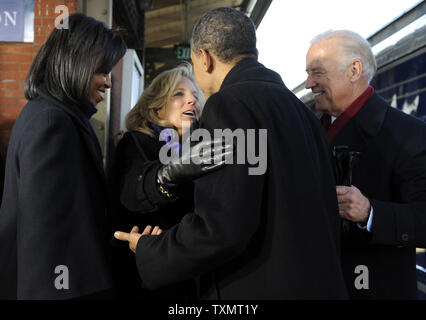 Le président élu Barack Obama (R) accueille le Vice-président Joe Biden épouse, Jill, comme Joe Biden (R) et son épouse, Michelle Obama, regardez sur l'Obamas comme ramasser le Bidens à Wilmington, Delaware, sur le voyage en train Whistle Stop, le 17 janvier 2009. Le voyage de cérémonie fera le président élu Barack Obama, Vice-président élu Biden et leurs familles à Washington pour leurs inaugurations avec des événements supplémentaires à Philadelphie, Wilmington et Baltimore. Obama va prêter serment en tant que 44e président des États-Unis du 20 janvier 2009. (UPI Photo/Kevin Dietsch) Banque D'Images