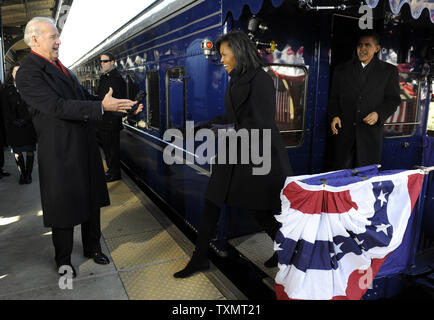 Le vice-président Joe Biden (L) est accueilli par le président élu Barack Obama's femme Michelle Obama comme sur les montres à Wilmington, Delaware, où l'Obamas ramassé le Bidens, sur le voyage en train Whistle Stop, le 17 janvier 2009. Le voyage de cérémonie fera le président élu Barack Obama, Vice-président élu Biden et leurs familles à Washington pour leurs inaugurations avec des événements supplémentaires à Philadelphie, Wilmington et Baltimore. Obama va prêter serment en tant que 44e président des États-Unis du 20 janvier 2009. (UPI Photo/Kevin Dietsch) Banque D'Images