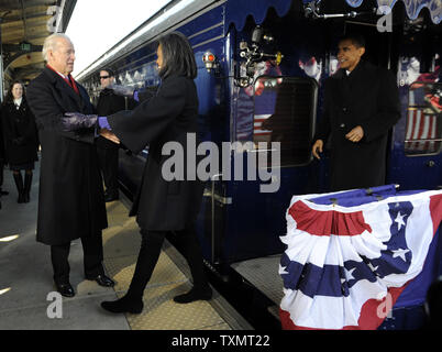Le vice-président Joe Biden (L) est accueilli par le président élu Barack Obama's femme Michelle Obama comme sur les montres à Wilmington, Delaware, où l'Obamas ramassé le Bidens, sur le voyage en train Whistle Stop, le 17 janvier 2009. Le voyage de cérémonie fera le président élu Barack Obama, Vice-président élu Biden et leurs familles à Washington pour leurs inaugurations avec des événements supplémentaires à Philadelphie, Wilmington et Baltimore. Obama va prêter serment en tant que 44e président des États-Unis du 20 janvier 2009. (UPI Photo/Kevin Dietsch) Banque D'Images