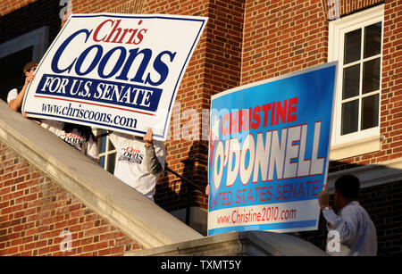 Les partisans du candidat démocrate du Delaware Sénat Chris Coons et candidat républicain Sénat Christine O'Donnell square off avant leur débat, en dehors de l'Université du Delaware's Mitchell Hall à Newark, Delaware, 13 octobre 2010. UPI/Kevin Dietsch Banque D'Images