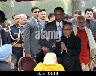 Le Premier Ministre Indien Shri Narendra Modi accueille les clients avec le président américain Barack Obama et le Premier Ministre Indien Shri Narendra Modi derrière lui alors qu'ils assistent à la 66e Journée de la République réception à Rashtrapati Bhavan à New Delhi, Inde le 26 janvier 2015. UPI Banque D'Images