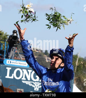 Jockey William Buick célèbre après avoir remporté le Breeders Cup Filly et Mare Turf à bord Wuheida durant la 34e la Breeders Cup Championnat du Monde Del Mar Racetrack, Del Mar, en Californie le 4 novembre 2017. Photo par Mark Abraham/UPI Banque D'Images