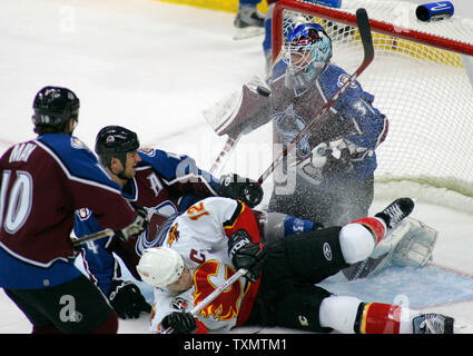 Colorado Avalanche le défenseur Rob Blake (deuxième à gauche), l'ailier des Flames de Calgary Jarome Iginla (deuxième à droite) tandis que le gardien Peter Budaj Avalanche (R) fait une poitrine sauf dans la première période au Pepsi Center de Denver le 21 novembre 2005. Aile gauche Avalanche Brad May fait suite à la jouer. (Photo d'UPI/Gary C. Caskey) Banque D'Images