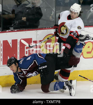 L'aile gauche des Sénateurs d'Ottawa, Antoine Vermette (R) upends Colorado Avalanche le défenseur Rob Blake (L) dans la première période à la Pepsi Center de Denver, Colorado, le 12 décembre 2005. (Photo d'UPI/Gary Caskey) Banque D'Images