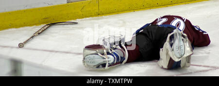 Colorado Avalanche Vitaly Kolesnik gardien se trouve étendu sur la glace après une collision avec l'aile gauche des Sénateurs d'Ottawa, Antoine Vermette (non représenté) à le Pepsi Center de Denver, Colorado, le 12 décembre 2005. Vermette a été pénalisé pour interférences gardien après la collision. (Photos d'UPI/Gary C. Caskey) Banque D'Images