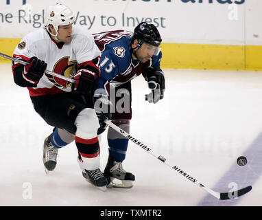 Centre des Sénateurs d'Ottawa Mike Fisher (L) batailles pour la rondelle avec l'Avalanche du Colorado aile gauche Andrew Brunette (R) à la Pepsi Center de Denver, Colorado, le 12 décembre 2005. (Photos d'UPI/Gary C. Caskey) Banque D'Images