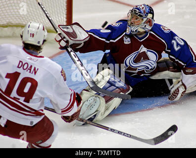 Phoenix Coyotes capitaine Shane Doan (L) marque contre Colorado Avalanche gardien Vitaly Kolesnik, durant la première période, au Pepsi Center de Denver, Colorado, le 26 décembre 2005. Kolesnik a été remplacé après le deuxième but Doan dans la période. (Photo d'UPI/Gary C. Caskey) Banque D'Images