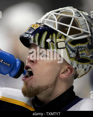 Gardien Tomas Vokoun Nashville Predators prend un verre avant le match contre l'Avalanche du Colorado au Pepsi Center de Denver, Colorado, le 3 janvier 2006. (Photo d'UPI/Gary C. Caskey) Banque D'Images