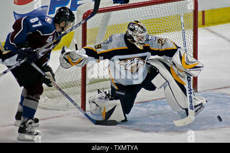 Gardien Tomas Vokoun Nashville Predators (R) fait une sauvegarde contre l'Avalanche du Colorado Centre Pierre Turgeon au Pepsi Center de Denver, Colorado, le 3 janvier 2006. Colorado 3-0 Nashville par jeu blanc. (Photo d'UPI/Gary C. Caskey) Banque D'Images