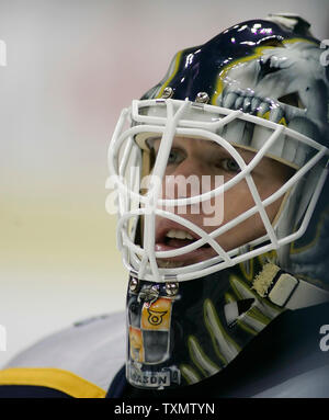 Gardien Tomas Vokoun Nashville Predators regarde la glace à l'Avalanche du Colorado avant le match au Pepsi Center de Denver, Colorado, le 3 janvier 2006. (Photo d'UPI/Gary C. Caskey) Banque D'Images
