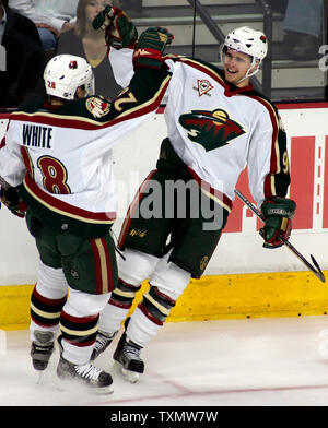 Minnesota Wild buteur Pierre-Marc Bouchard (R) est félicité par son coéquipier Todd White (L) après le score contre l'Avalanche du Colorado dans la première période à la Pepsi Center de Denver le 28 février 2006. (Photo d'UPI/Gary C. Caskey) Banque D'Images