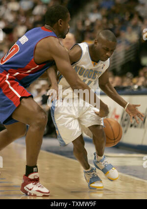 Detroit Pistons guard Lindsey Hunter (L) frappe la balle loin de Denver Nuggets Earl Boykins garde (R) au Centre Pepsi à Denver le 1 mars 2006. Boykins a récupéré le ballon lâche. Battre Denver Detroit 98-87. (Photo d'UPI/Gary C. Caskey) Banque D'Images