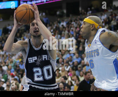 San Antonio Spurs Manu Ginobili avant (L) est passé de l'avant les Denver Nuggets Kenyon Martin à la Pepsi Center de Denver, le 22 mars 2006. Ginobili a mené les Spurs avec 26 points comme les Spurs ont perdu à les Nuggets 104-92. (Photo d'UPI/Gary C. Caskey) Banque D'Images