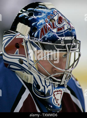 Gardien de sauvegarde Colorado Avalanche Vitaly Kolesnik regarde la glace au Oilers d'Edmonton au cours de l'échauffement avant le match au Pepsi Center de Denver le 26 mars 2006. (Photo d'UPI/Gary C. Caskey) Banque D'Images