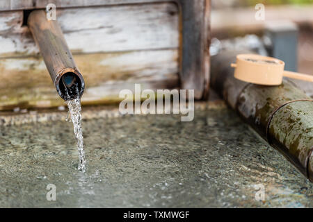 Fontaine de purification à Kyoto, au Japon avec du bambou de coulée et de la tuyère d'exécution de l'eau Banque D'Images