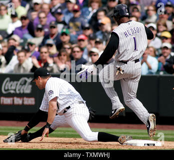 Arizona Diamondbacks runner Orlando Hudson (R) bondit sur Colorado Rockies joueur Todd Helton (L) après la mise à la terre dans la cinquième manche au Coors Field de Denver le jour d'ouverture du 3 avril 2006. (Photo d'UPI/Gary C. Caskey) Banque D'Images