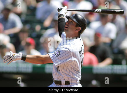 Colorado Rockies batter Todd Helton regarde pop up contre les Phillies de Philadelphie au Coors Field de Denver le 16 avril 2006. (Photo d'UPI/Gary C. Caskey) Banque D'Images