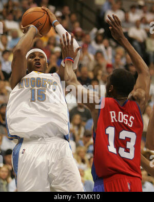 Avant les Denver Nuggets Carmelo Anthony (L) tire sur Los Angeles Clippers Guard Quinton Ross (R) à la Pepsi Center de Denver le 27 avril 2006. Denver a battu Los Angeles 94-87. (Photo d'UPI/Gary C. Caskey) Banque D'Images