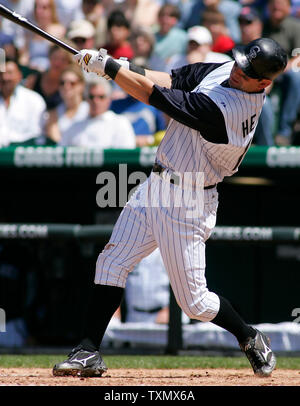 Colorado Rockies Todd Helton frappeur frappe un coup de circuit de trois points contre les Astros de Houston dans la cinquième manche au Coors Field de Denver, le 7 mai 2006. (Photo d'UPI/Gary C. Caskey Banque D'Images