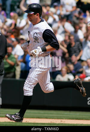 Colorado Rockies batter Todd Helton trotte à la base après avoir frappé un coup de circuit de trois points contre les Astros de Houston au fifht manche au Coors Field de Denver, le 7 mai 2006. (Photo d'UPI/Gary C. Caskey Banque D'Images