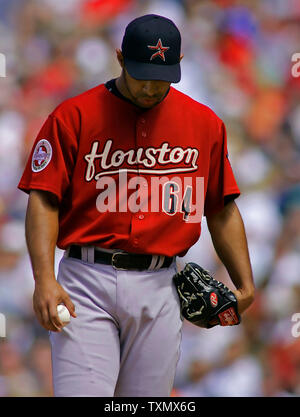 Astros de Houston le lanceur partant Fernando Nieve réagit après avoir abandonné un homerun de trois points à la cinquième manche pour Colorado Rockies batter Todd Helton à Coors Field à Denver le 7 mai 2006. Colorado a balayé la série avec Houston gagner 5-3. (Photo d'UPI/Gary C. Caskey Banque D'Images