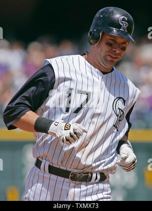 Colorado Rockies batter Todd Helton tours les bases après avoir frappé un coup de circuit de trois points contre les Astros de Houston dans la cinquième manche au Coors Field de Denver, le 7 mai 2006. Colorado a battu Houston 5-3 balayer leur série de trois-jeu avec les Astros. (Photo d'UPI/Gary C. Caskey Banque D'Images